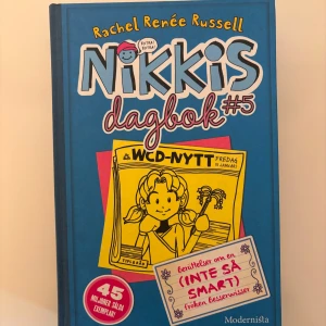 Nikkis dagbok #5 - Följ med Nikki i hennes dagbok fylld av humor, pinsamheter och vardagsdrama! Perfekt för dig som gillar roliga berättelser och serier. Den här boken är en del av den populära Nikkis dagbok-serien och bjuder på massor av skratt och igenkänning.