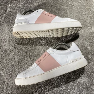 Valentino skor - Hej! Säljer nu mina skor från märket Valentino, storlek 40 bra skick, givetvis äkta. Tveka inte på att höra av dig om du har frågor eller funderingar kring skorna! 