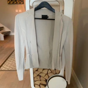 Beige kavaj från Stockh lm - Snygg beige kavaj från Stockh lm                                         Sälj pga att den aldrig kommer till användning                  Aldrig använd 
