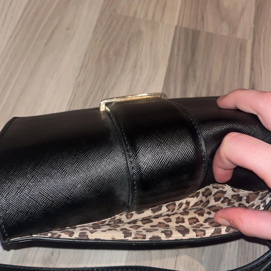 Svart axelväska med leopardmönstrat foder - 2