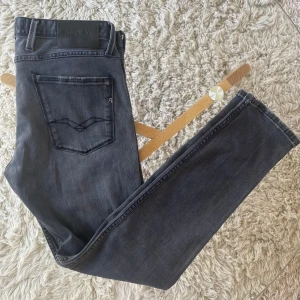 Replay Anbass Jeans - Säljer ett par replay anbass jeans med snygga slitningar.  Perfekt till våren | Skick: 7/10 (Lagning vid skrevet) Storlek: 32/32 | Mått, Midjan: 43cm | Längd från skrevet: 76cm | Hela längden: 101cm | Nypris: 1799kr Mitt pris: 299kr | Tveka inte på att ställa frågor privat!💯