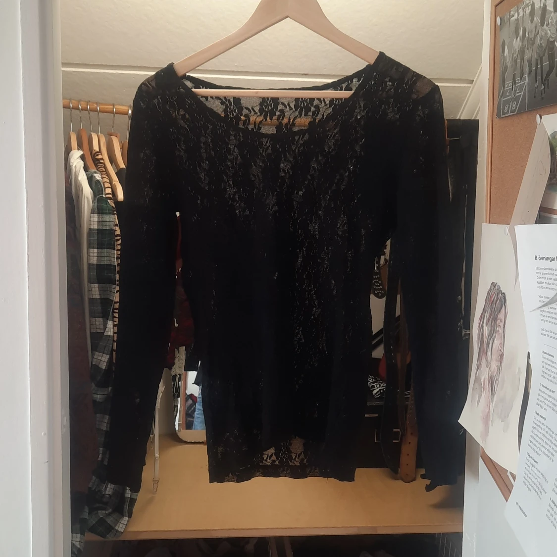 Svart spetsblus med lång ärm