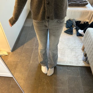 Grå bootcut jeans - Säljer ett par gråa bootcut jeans 