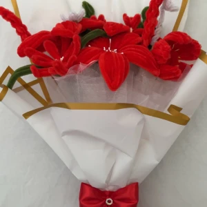 Rött blombukett med pärldetaljer - Blommorna är tillverkade i mjukt material och sitter ihop med gröna blad. Perfekt accessoar för att sticka ut.