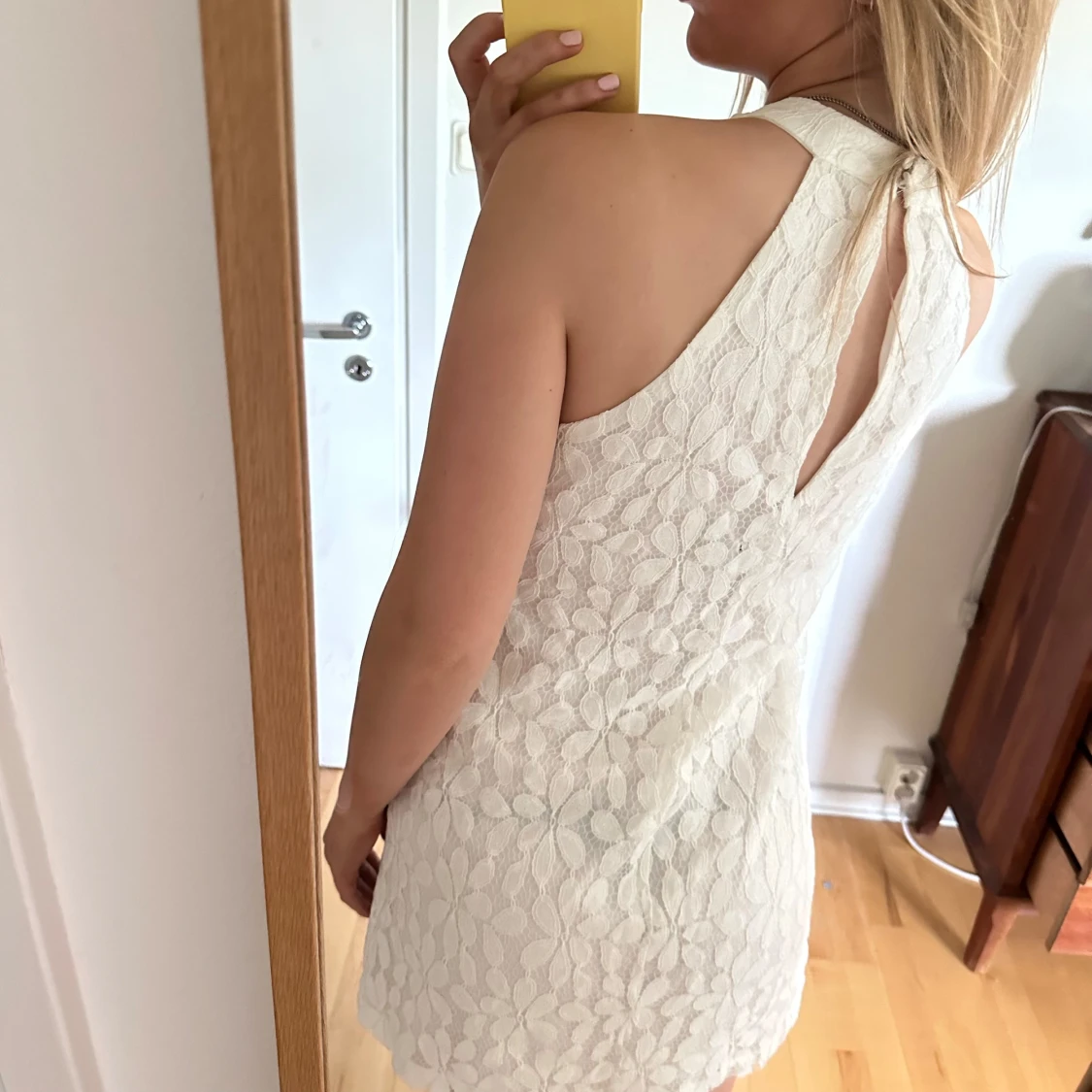 Vit spetsklänning med halter neck - 3