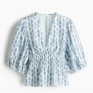 Blåvit blus - Blå blus från Hm💕 Helt ny med lapp kvar, slutsåld och eftertraktad🫶🏻Perfekt till vår/ sommar🌸