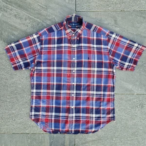 Ralph lauren skjorta  - 📊 Färg: Marinblå & Vit  📏 Storlek: Large (L)  📐 Mått: Längd - 80cm Axelbredd - 52cm  ♻️ En kortärmad vit och marinblå Ralph lauren skjorta i storlek L. I väldigt bra skick, inga fläckar, hål eller defekter! Perfekt nu när det börjar bli varmare och sommaren kommer!☺️  👕 Material: 100% Bomull  #mensfashion #mensstyle #ralphlauren #classicstyle #buttondown #shirt #fashion #Vintage #Ralphlaurenskjorta