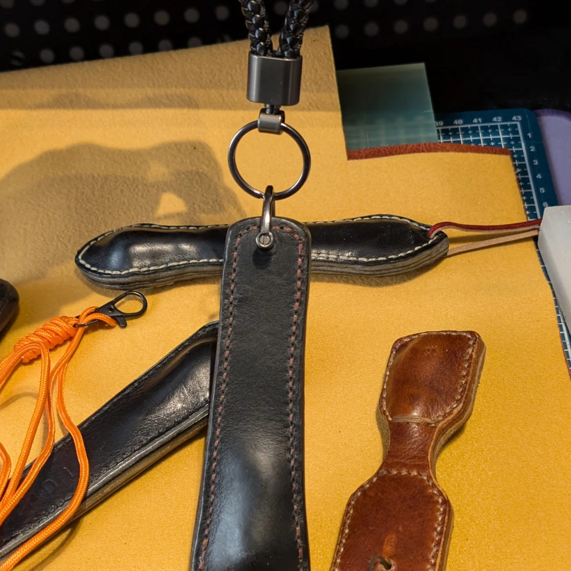 Glashammare i skinn med snodd - 2