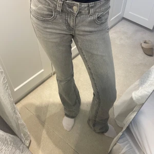 Low waist bootcut jeans från Gina Tricot  - SUPERFINA och trendiga Low waist bootcut jeans från Gina Tricot. De har även detaljer på bakfickorna