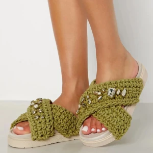 Inuikii tofflor  - Populära inuikii tofflor i storlek 37. Dom har en liten slitning bak vid hälen men annars fint skick!