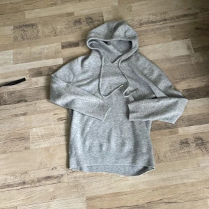 Merinoull hoodie - Mjuk och enkel grå hoodie med huva och dragsko. Tröjan har långa ärmar och en avslappnad passform, perfekt för en chill vardagslook. Gjord av merinoull har använt den några gånger bara så är som ny. Är storlek S 