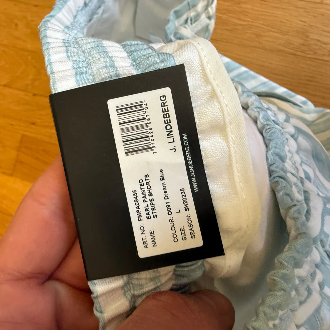 Randiga blå och vita shorts från J.Lindeberg - 2