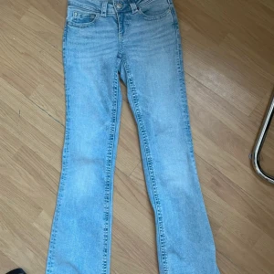Ljusblå bootcut jeans från Gina Tricot - Säljer ett par helt nya ljusblå jeans från Gina Tricot med bootcut passform. Skriv vid fler frågor, pris kan diskuteras vid snabbt köp