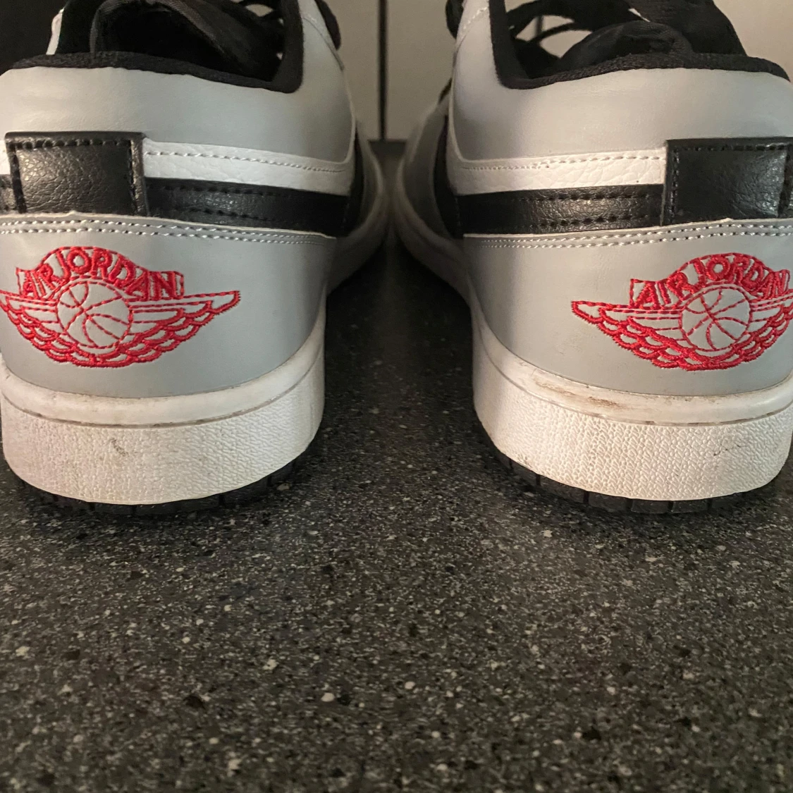 Nike Air Jordan 1 Low i vitt och grått - 4