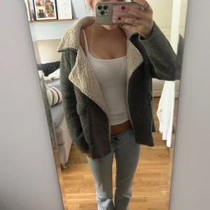 Grå teddyjacka med krage från zara ❣️ - Mysig grå teddyjacka med stor krage och ljus, fluffig insida. Jackan har en avslappnad passform och är perfekt för kyligare dagar. Snygg att slänga över en enkel outfit för extra värme och stil. Märket är Zara 💗