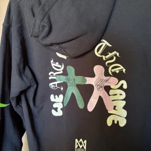 Signerad hoddie från Marcus & Martinus - Säljer min signerade hoddie från M&M . Autografen är äkta dem signerade den när jag träffade dem!! Den är i st M och säljer den för 700kr+frakt .