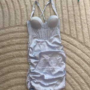 Ohpolly blue satin dress - Använt 1 gång