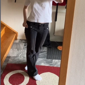 Svarta bootcut jeans med knappar - Säljer mina älskade jeans från Hm då de blivit lite små och behöver pengar💕skriv för exakta mått!