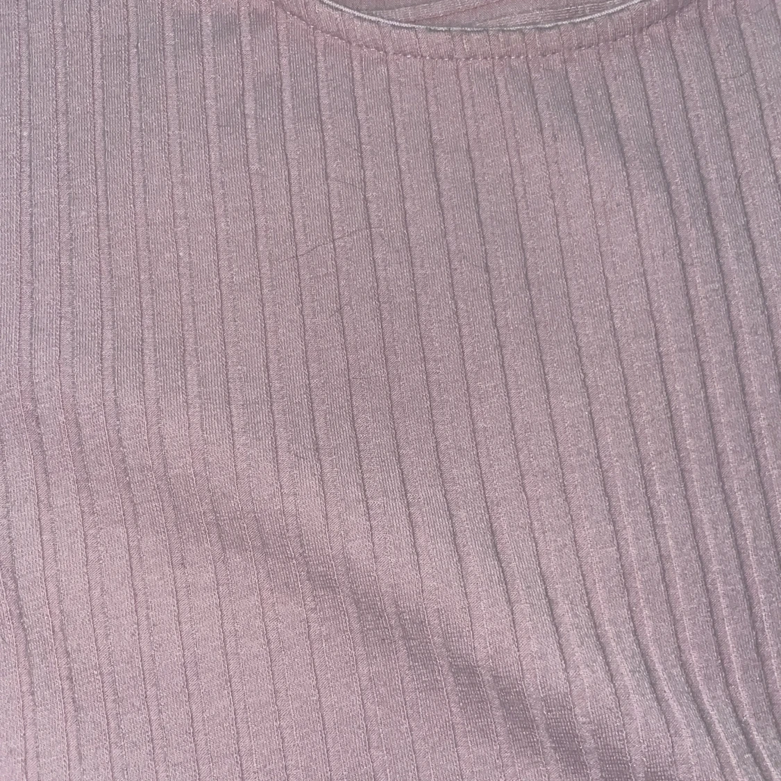 Ljusrosa ribbad croppad topp med knyt - 3