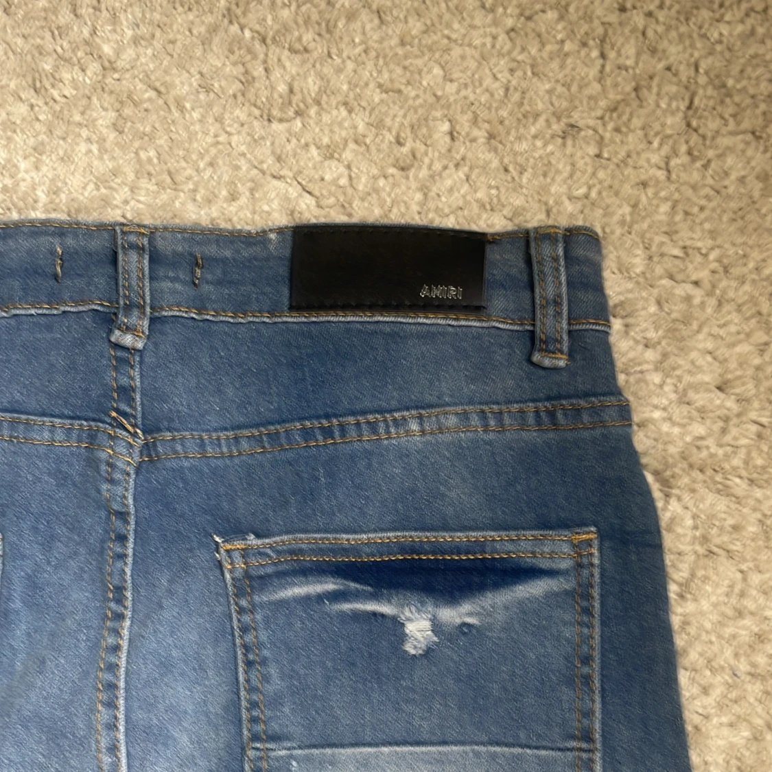 Ljusblå slitna jeans från Amiri - 2