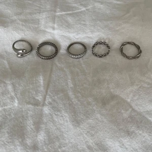 Ringar - Säljer fem olika silver ringar. Alla är använda få gånger och är i mycket bra skick.💗 (Någon av dem kan ge ifrån sig lite grön färg på fingret, men det försvinner efter ett tag)