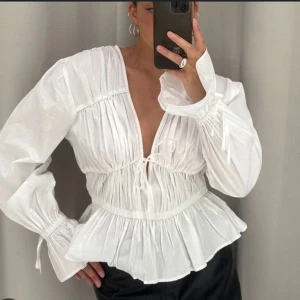 Vit blus - Använd 1 gång, väldigt fin och elegant. 