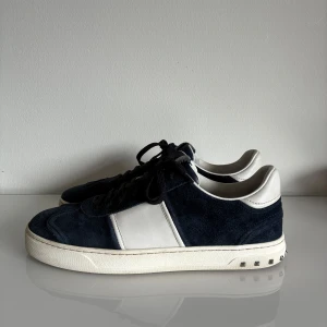 Valentino flycrew skor - Sjukt snygga valentino flycrew skor i färgen mörkblå. De är i ett ganska bra skick (8,5/10). De har lite heeldrag, men alla nitar är kvar. Dustbags följer med. 