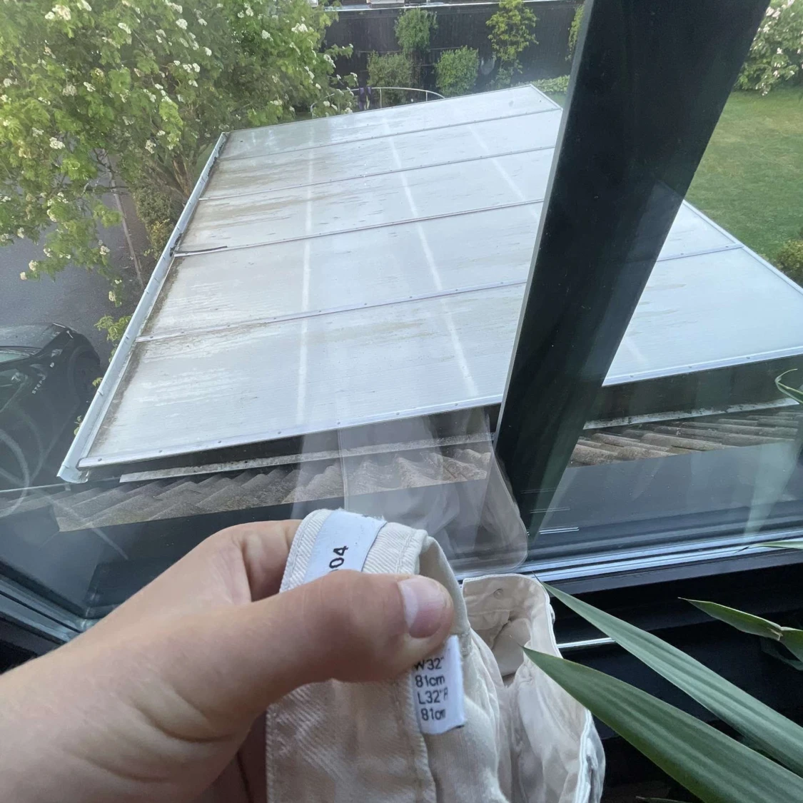 Vit skjorta med tryck och patchar - 2