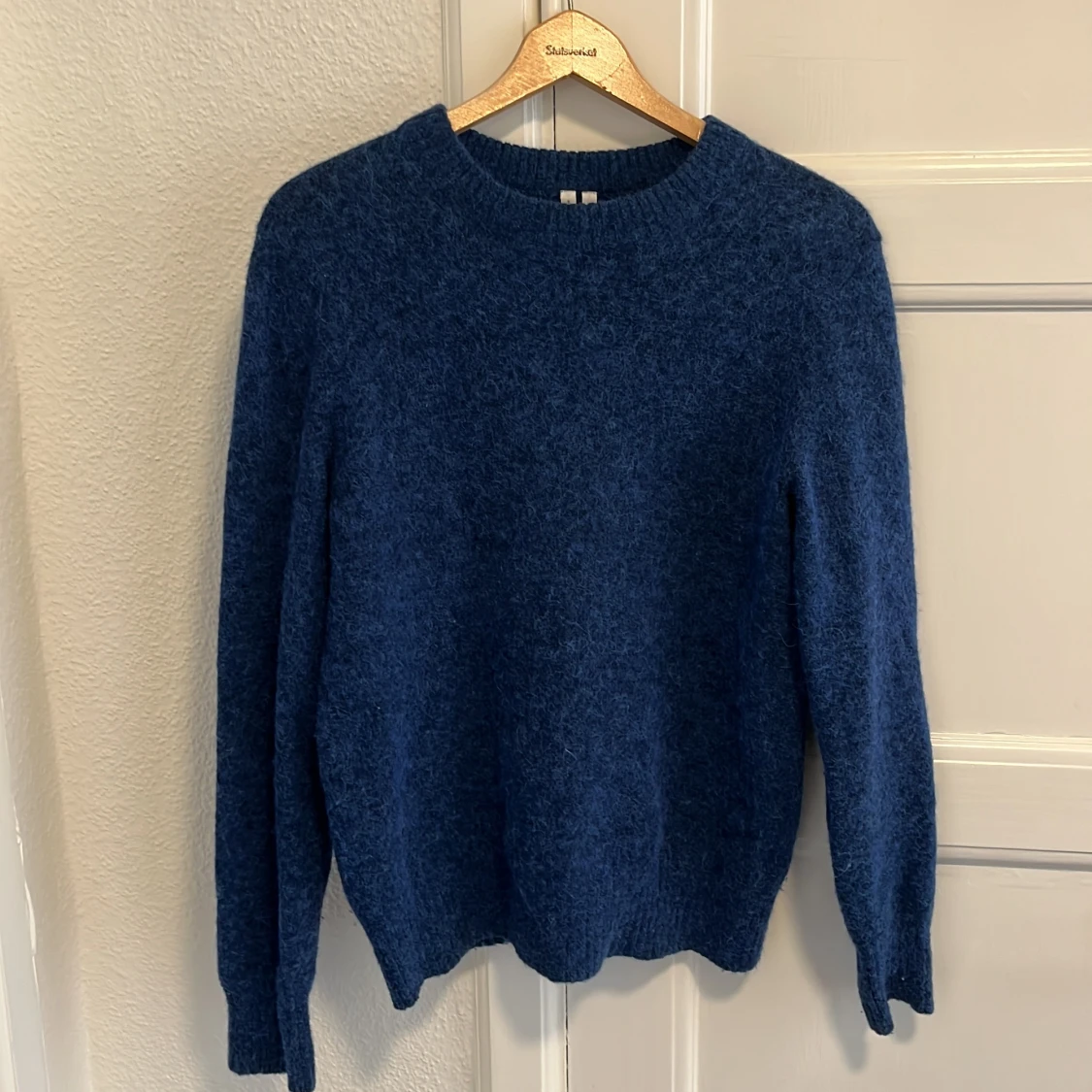 Blå stickad tröja från Arket