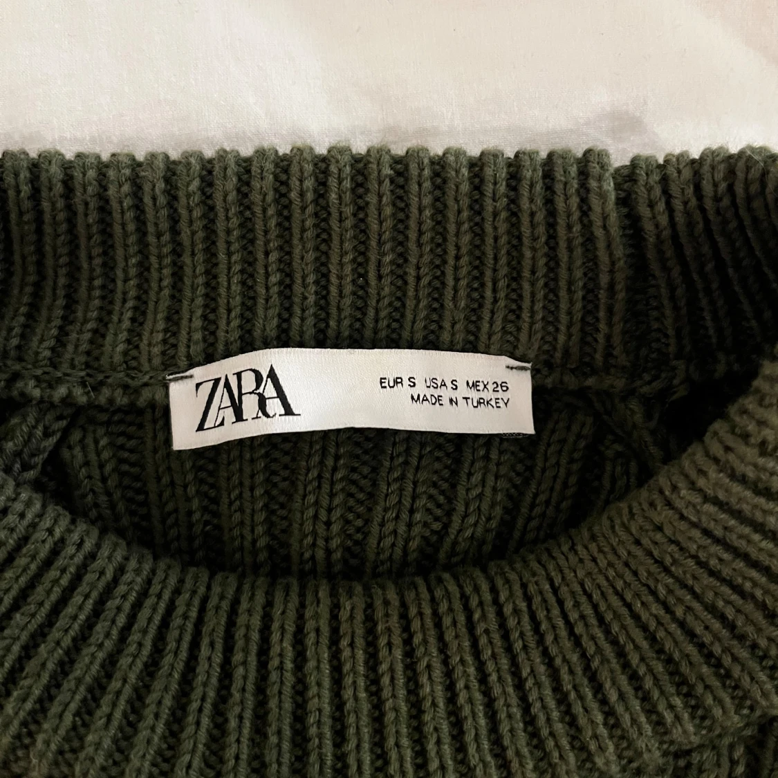 Olivgrön croppad stickad tröja från Zara - 1