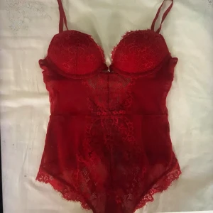 Röd body - Den är i superskick i storlek XS tveka inte om du har några frågor😇🤝💕