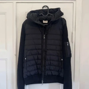 Moncler Cardigan - Tjena säljer min moncler cardigan som är i storlek S. Använt en gang bara. Kan aven ta emot byten sà hör av dig om du är intresserad.