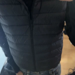 Svart dunväst från Uniqlo  - Säljer en svart dunväst från Uniqlo Ultra Light Down. Västen är använd, men u mycket bra skick. Fråga gärna om du vill ha fler bilder, eller mer information! 💯📦