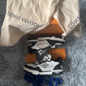 Louis Vuitton sneakers i svart och vitt trainers skor - Louis Vuitton Trainers Velcro Strap Monogram Demin   Storlek: LV9 (Passar 44-45) Skick: 8/10 Nypris: 14000kr (7 timmars sömnad för 1 par) Pris: 8400kr   ALLA orginalhandlingar följer med, LV kvitto, box, dustbag, omslagningsband osv. Man får 5% RABATT när följer NordqvistFashionCloset på Instagram samt här på plick!!😊Mvh Wilgot