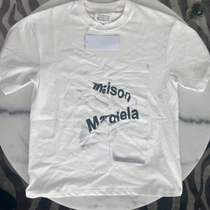 Maison Margiela T-Shirt - Säljer denna feta Maison Margiela Tröjan eftersom den är för stor för mig. Hör av er vid intresse.