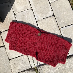 Virkad bolero - Jätte fin virkad bolero Är gjord av 100% mjukt akrylgarn Skulle säga att den är i stl S Skicka för fler mått💞