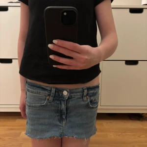 Lågmidjad Jeanskjol  - Säljer en jeanskjol ifrån Gina. Den är i fint skick och lågmidjad