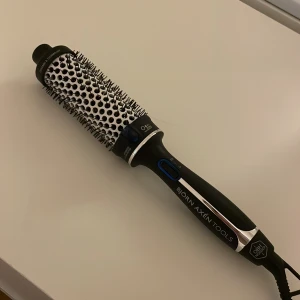 Björn Axén Tools varmluftsborste - En svart och silverfärgad varmluftsborste från Björn Axén Tools med rund borste och keramiska borstpiggar. Perfekt för att styla och forma håret med volym. Ergonomiskt handtag och sladd med roterande fäste. Pris kan diskuteras!!