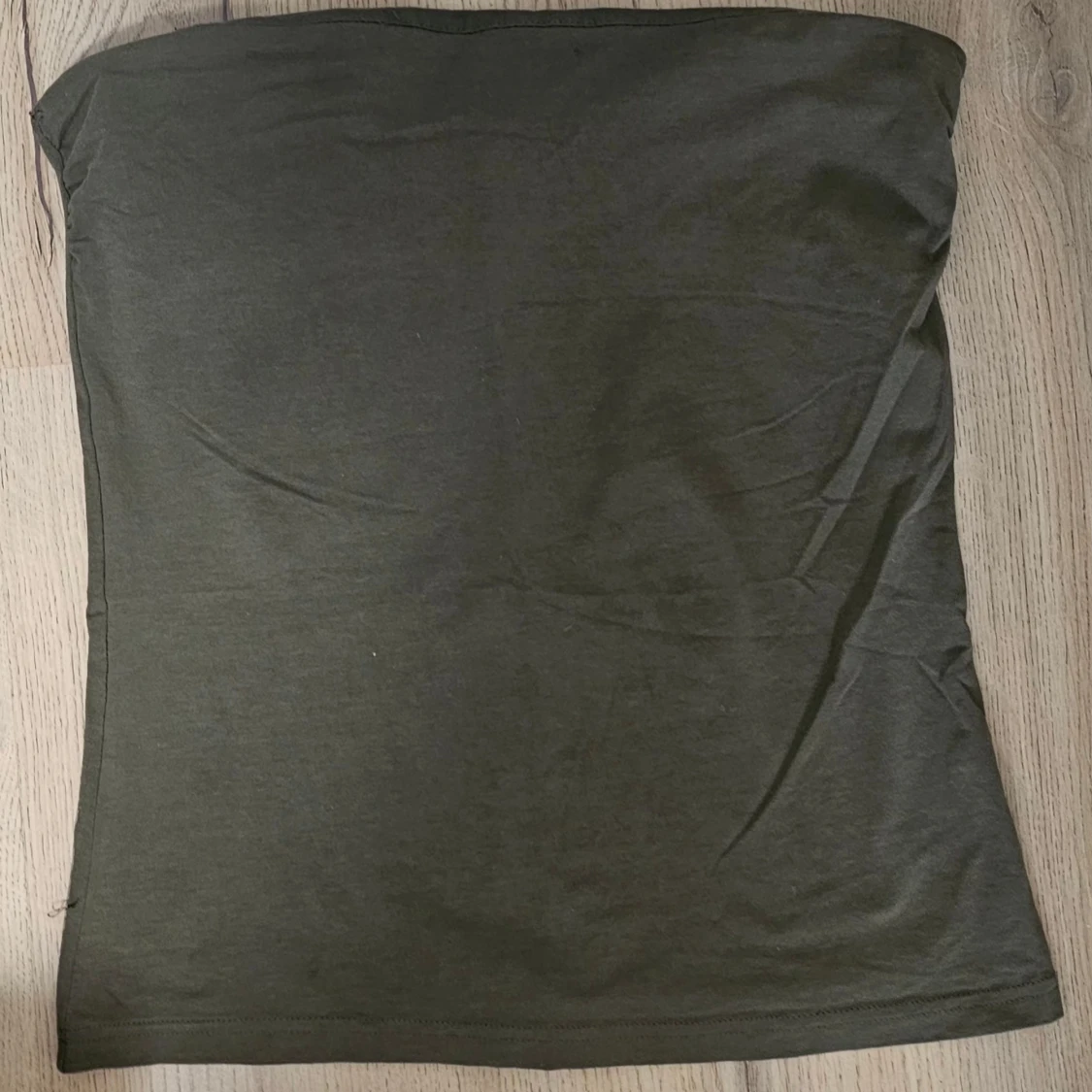 Två tubtoppar i svart och olivgrön - 2