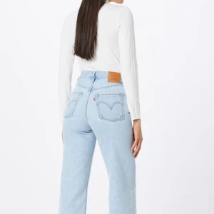 Levi's Ribcage Straight ljusblå jeans - Säljer ett par Levi's Ribcage Straight jeans i ljusblå tvätt. Nypris: 1299kr De har hög midja, raka ben. Jeansen har knäppning framtill och är perfekta för en avslappnad stil.