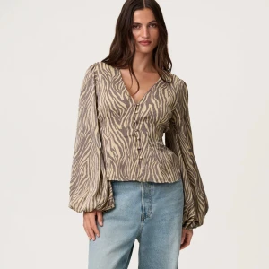 Adoore topp - Intressekoll på denna slutsålda topp från Adoore i storlek 38 , helt ny med lappar, priset är fast (nypris 1095) skriv för fler bilder, kan sälja vid snabb affär 🫶🏼