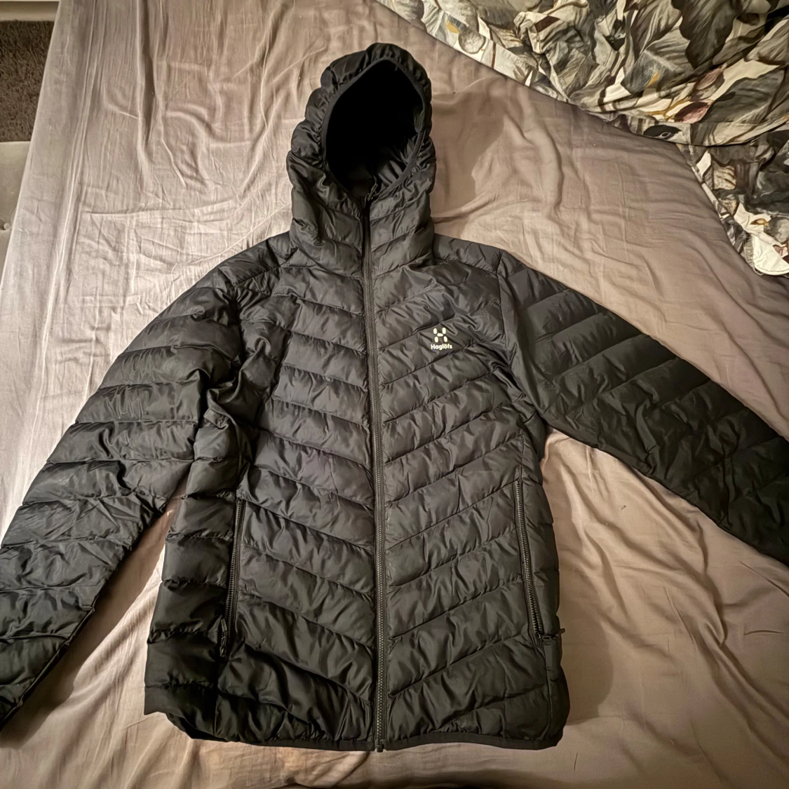Svart pufferjacka från Haglöfs med huva