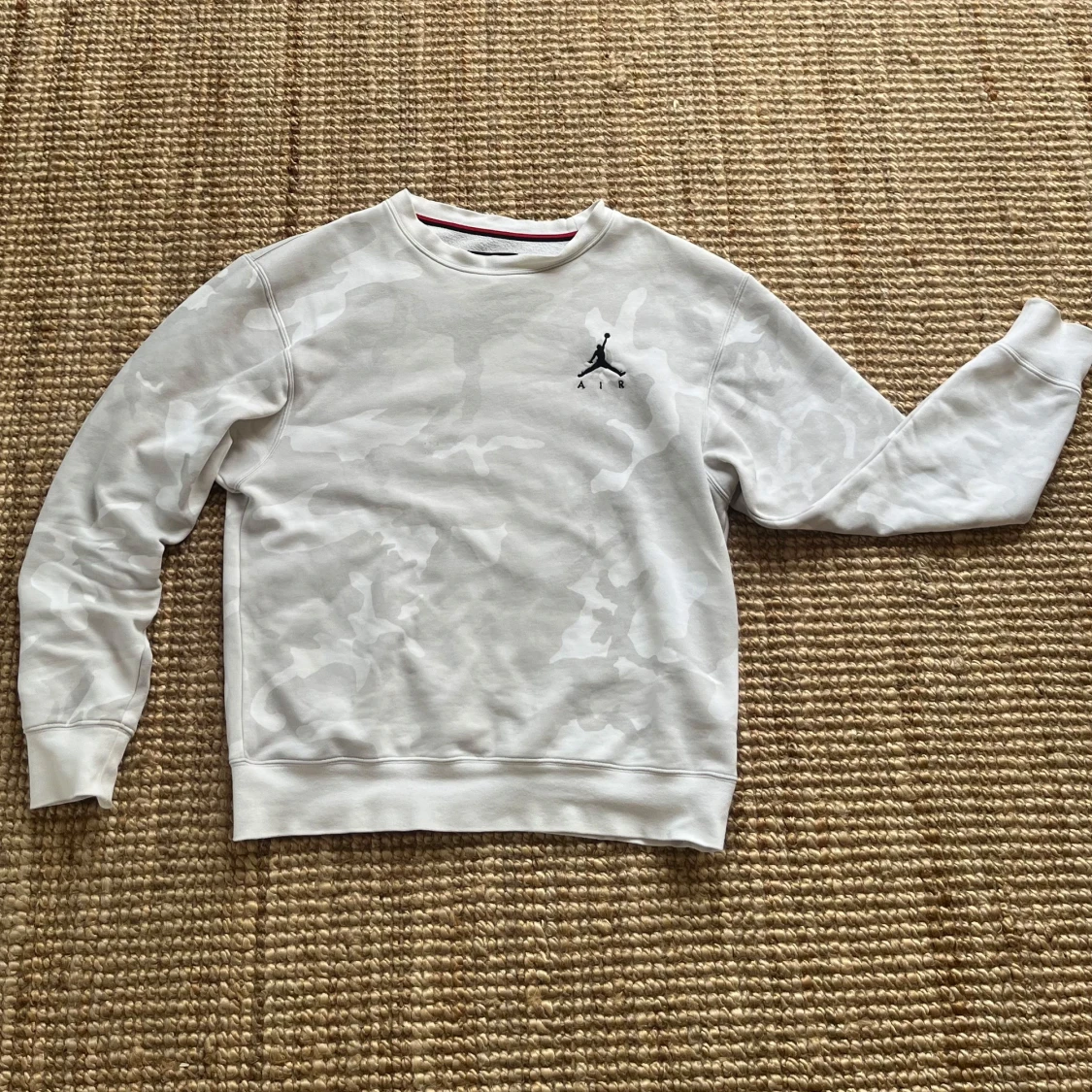 Vit camomönstrad sweatshirt från Jordan