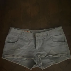 gråa shorts - snygga gråa shorts, säljer då dom är för små💞ca 37-38 midjemått