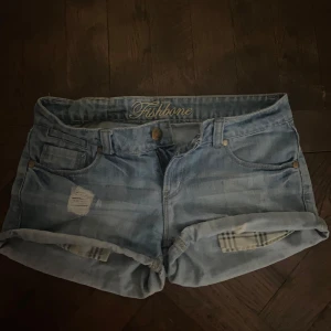 jeansshorts - Supersnygga Lågmidjade shorts från fishbone💞midjemåttet är ungefär 39cm tvärs över. Har en liten fläck (se bild)