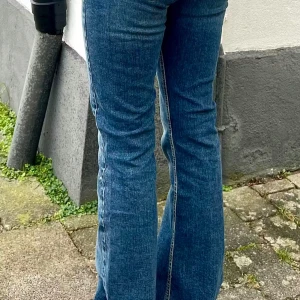 Blå bootcut jeans från Junkyard - Säljer nu dessa snygga jeansen från junkyard. De är i mycket bra skick, endast lite slitna längst längst ner då jag haft de uppvikta. Hör av er vid frågor och kolla gärna in mina andra annonser💓