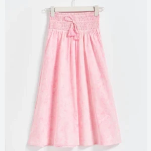 Rosa långkjol - Säljer en supersnygg långkjol perfekt till sommaren!!💕 Öppen för frågor!! Storlek 146/152 men passar som Xs