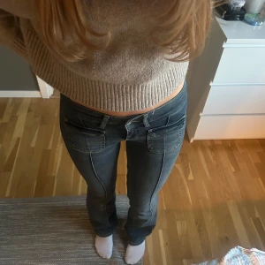Blå jeansbyxor från NLY Jeans - Säljer ett par blå jeansbyxor från NLY Jeans med låg midja och raka ben. Byxorna har framfickor med synliga sömmar och klassisk femficksdesign. Har långa ben och sitter perfekt på mig. Använda 1 gång
