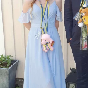 Ljusblå klänning - Säljer en superfin ljusblå klänning då den tyvärr inte kommer till användning 🩵 Använd fåtal gånger