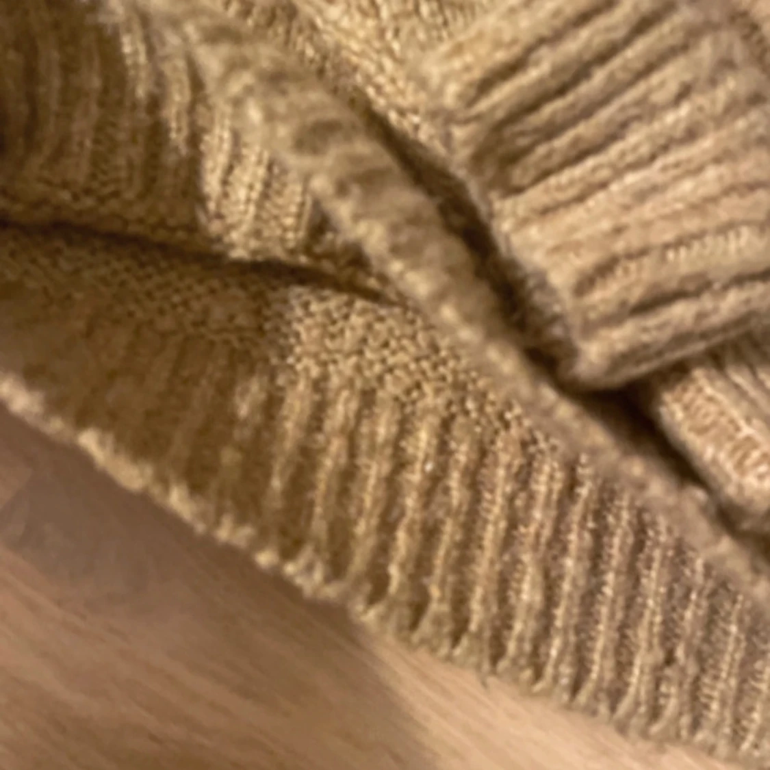 Beige stickad polotröja - 2